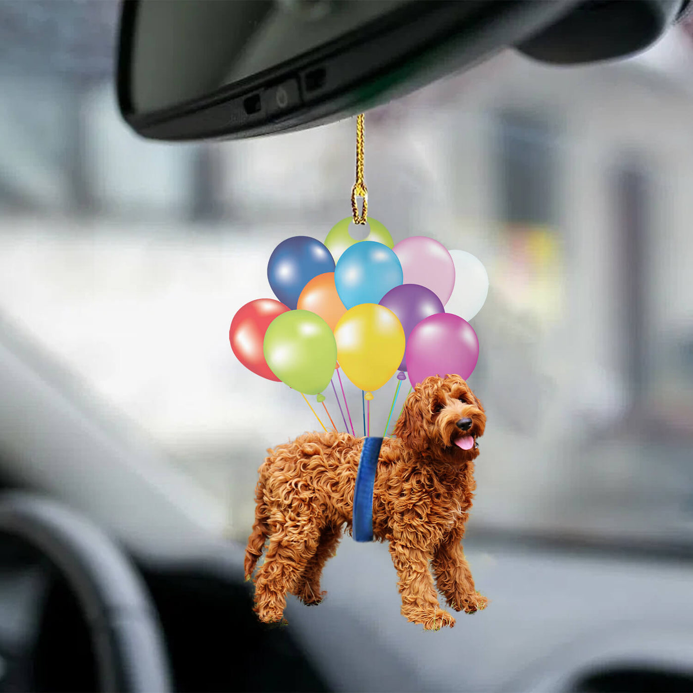 Labradoodle hond fly met ballonnen autohanger