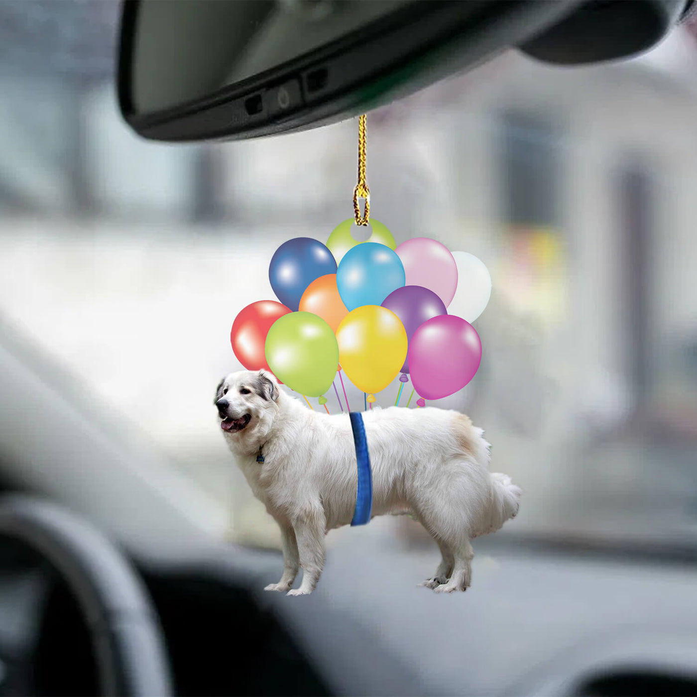 Great Pyrenees hond fly met ballonnen autohanger