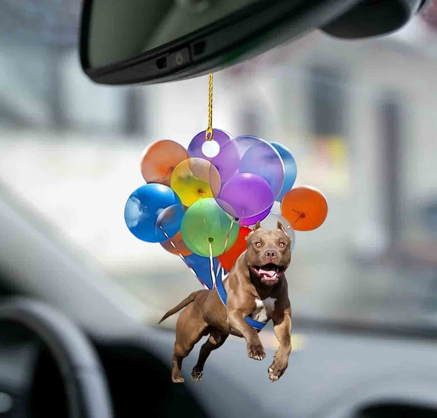 Rennende pitbull hond fly met ballonnen autohanger